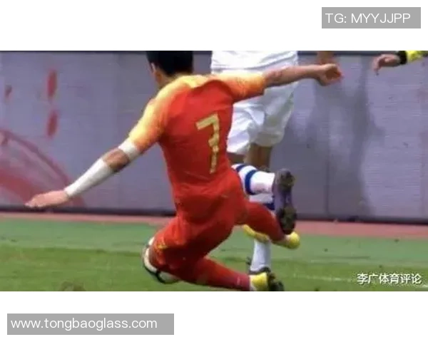 足球球星遭对手恶意踩脚受伤 赛场暴力行为引发热议 足球球星遭对手恶意踩脚受伤 赛场暴力行为引发热议