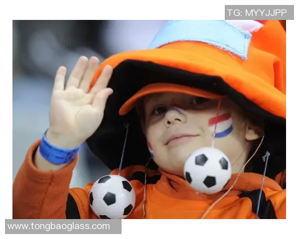 亨利女友罕见亮相时尚盛典展现迷人风采引发球迷热议 亨利女友罕见亮相时尚盛典展现迷人风采引发球迷热议