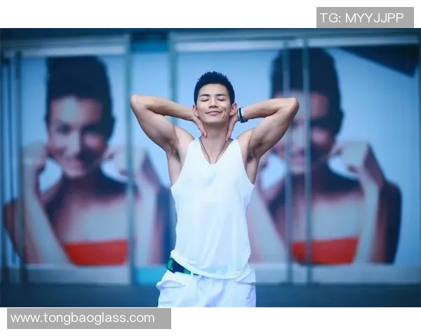 足球球星健美腹肌力量展示激发运动激情的极致魅力壁纸 足球球星健美腹肌力量展示激发运动激情的极致魅力壁纸